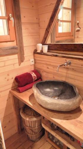 - une salle de bains avec un grand lavabo en pierre dans une cabine dans l'établissement Chalet plein de charme, 8 personnes, 3 chambres - CH39, à Beaufort