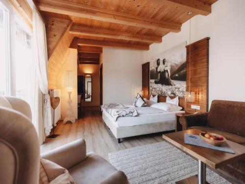 un soggiorno con divano e tavolo di Boutique Hotel Haidachhof superior a Fügen