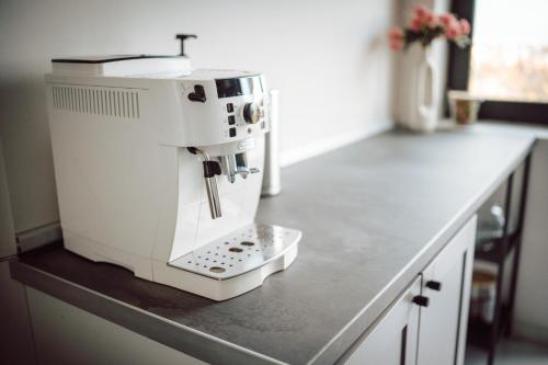 a white sewing machine sitting on top of a counter at Apartament Ploiesti Central in Ploieşti