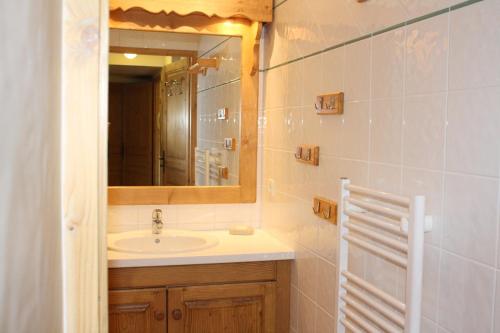 une salle de bain avec un lavabo et un miroir dans l'établissement Appartement de standing, 6 personnes, 2 chambres - ISALINE08, à Beaufort