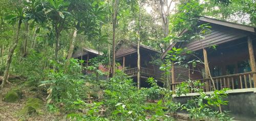 a house in the middle of the forest at Sambath Sakseth Bungalow in Koh Rong Island