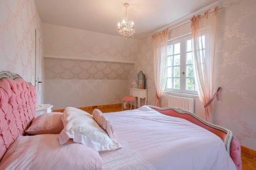 - une chambre avec un lit rose et une fenêtre dans l'établissement Norman house 160m2 with pool at the Hippodrome, à Deauville