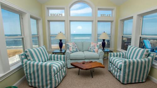 OCEANFRONT, Ocean Views, ELEVATOR, Private Beach Walkway, BB14, Heart Of Duckにあるシーティングエリア