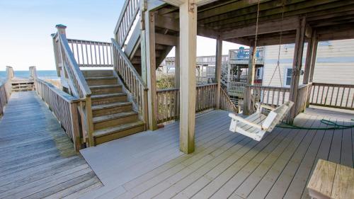 OCEANFRONT, Ocean Views, ELEVATOR, Private Beach Walkway, BB14, Heart Of Duckにあるバルコニーまたはテラス