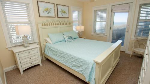 OCEANFRONT, Ocean Views, ELEVATOR, Private Beach Walkway, BB14, Heart Of Duckにあるベッド