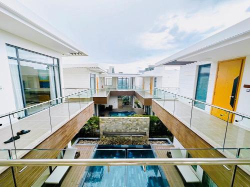 uma casa com piso de vidro e uma piscina em Phoenix Pool Villa Cam Ranh em Cam Ranh