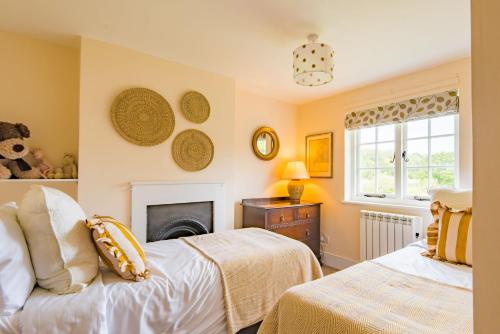 Postel nebo postele na pokoji v ubytování Hearts Delight Cottage by Bloom Stays