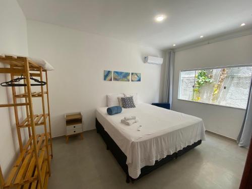 Un dormitorio con una cama y una escalera. en Casa do Villas - Arraial d'Ajuda en Arraial d'Ajuda