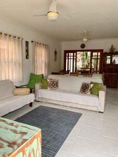 a living room with two couches and a table at excelente casa em Juquehy in São Sebastião