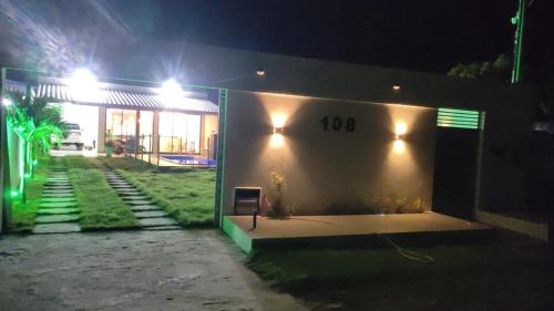 um edifício com um número na lateral à noite em Casa 108 em Guaibim