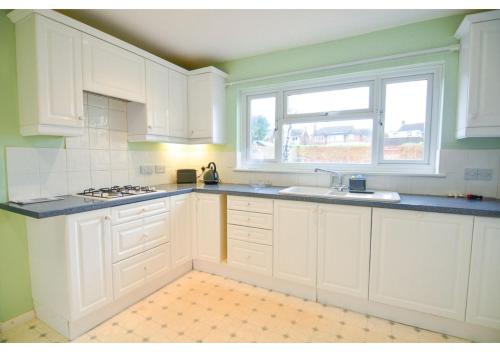 Una cocina o kitchenette en 4 Bedroom Home in Tranquil Gravesend Location