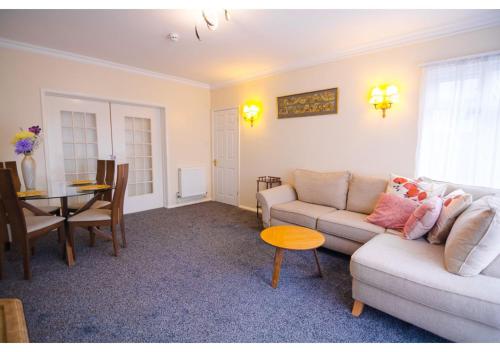 Un lugar para sentarse en 4 Bedroom Home in Tranquil Gravesend Location