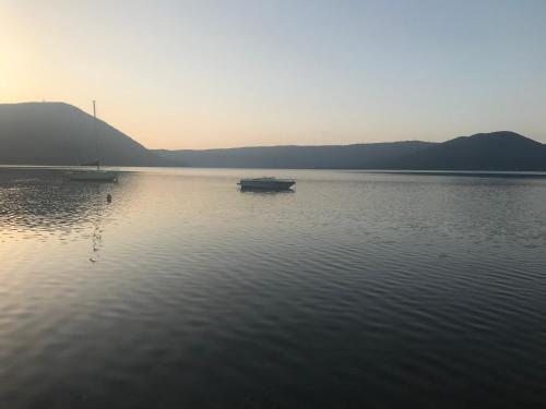 una barca in un corpo d'acqua al tramonto di Casalago Holiday Home a Ronciglione