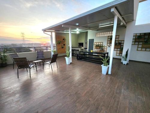 einen Balkon mit einem Tisch und Stühlen auf einem Gebäude in der Unterkunft Apartamento confortable in Ciudad del Este