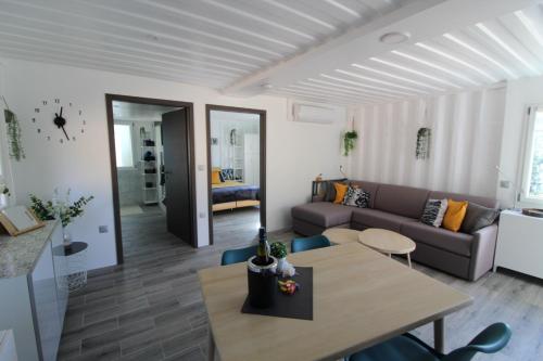 ein Wohnzimmer mit einem Sofa und einem Tisch in der Unterkunft C'est Chouette les Vosges in Senones