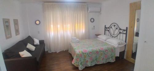 Giường trong phòng chung tại Apart los Lirios