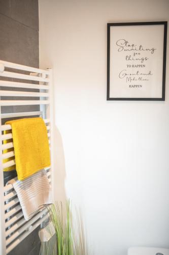 une photo suspendue sur un mur avec une serviette dans l'établissement KASA SURF - Wifi TV & Cosy, à Lorette