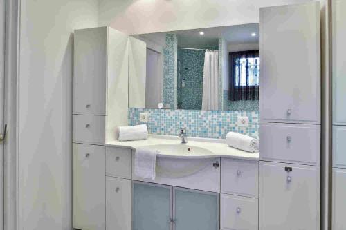 W łazience znajduje się umywalka i lustro. w obiekcie U Casinu w mieście Piana