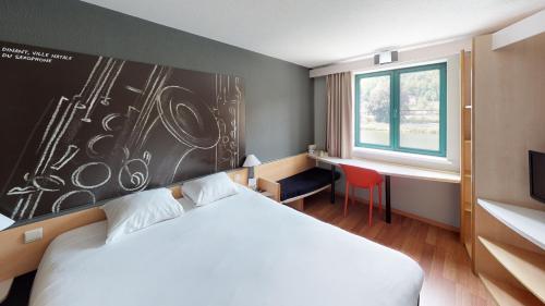 A bed or beds in a room at ibis Dinant Centre