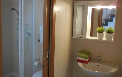 La salle de bains est pourvue d'un lavabo, d'une douche et d'un miroir. dans l'établissement La Quiete, à Tremosine