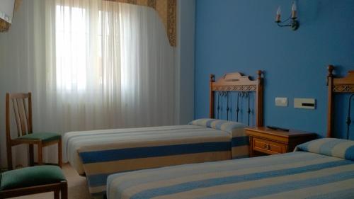 Un pat sau paturi într-o cameră la Hostal Pineda