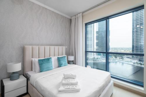 Postel nebo postele na pokoji v ubytování Nasma Luxury Stays - Sophisticated Studio Apt with Stunning Marina View