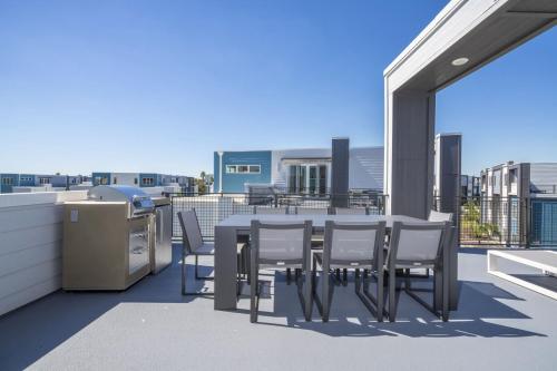 d'une terrasse avec une table et des chaises sur un balcon. dans l'établissement 5BR Brand new Apartment Near Disney and Universal, à Kissimmee