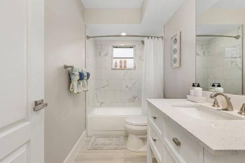 Ένα μπάνιο στο Naples Golf Front Lux Pool Home