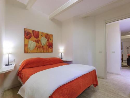 1 dormitorio con 1 cama y una pintura en la pared en Trust-trastevere, en Roma