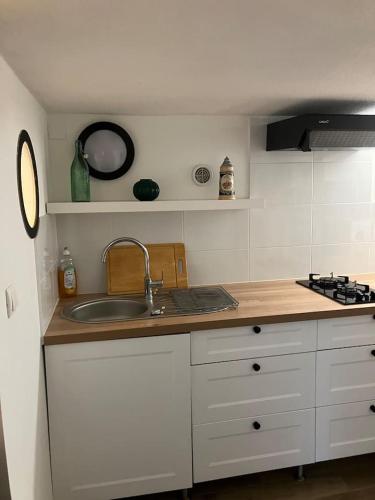 une cuisine avec un évier et un plan de travail dans l'établissement Les Restanques De L' Etang, à Martigues