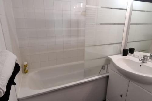 Un baño con bañera, lavabo y ducha. en Studio avec piscine près d'Honfleur, en Équemauville