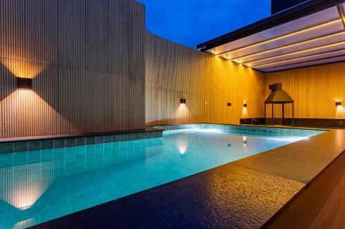 una piscina en un hotel por la noche en Drops Motel Brasília, en Brasilia