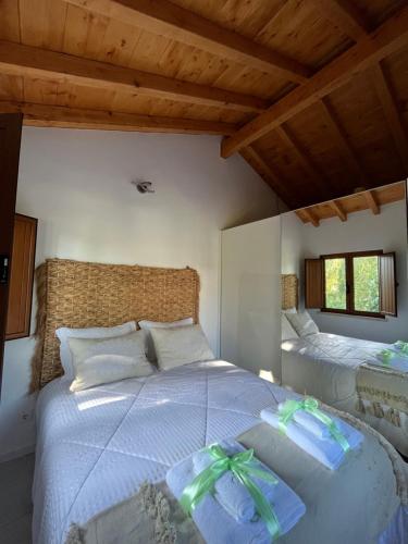 - une chambre avec un grand lit et des serviettes dans l'établissement Casa Gil, Quinta Carmo - Alcobaça/ Nazaré, à Alcobaça