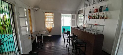 una habitación con un bar con taburetes en Comfort BNB, en Basseterre