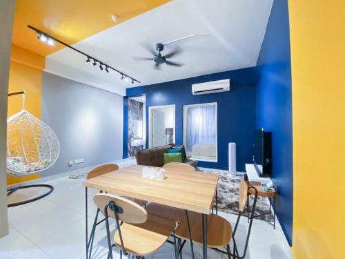 uma sala de jantar com paredes azuis e uma mesa e cadeiras em Arte Mont Kiara by RKD HOME em Kuala Lumpur