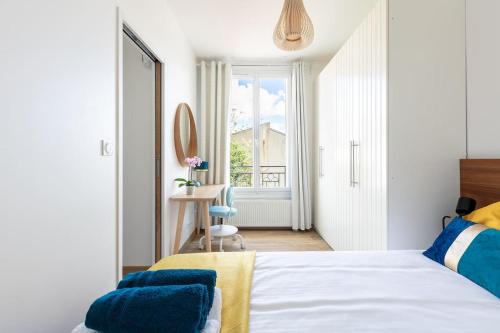 une chambre avec un lit, une chaise et une fenêtre dans l'établissement Maison 3 chambres aux portes de Paris, à Arcueil