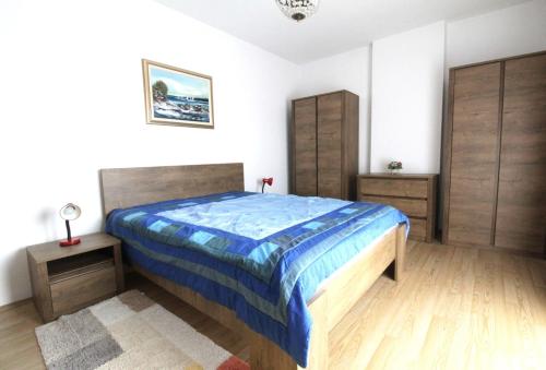 a bedroom with a bed with a blue comforter at Apartment Vera in Zambratija