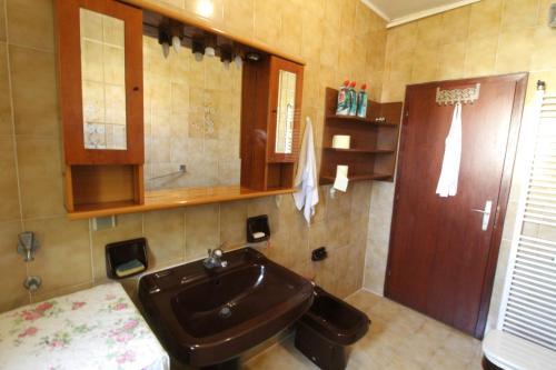 W łazience znajduje się umywalka i toaleta. w obiekcie Apartment Vera w mieście Zambratija