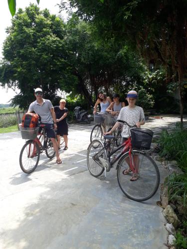 grupa ludzi jeżdżących rowerami po ulicy w obiekcie Tuyet's Homestay w mieście Ninh Binh