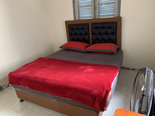 Postel nebo postele na pokoji v ubytování Bukittinggi Homestay