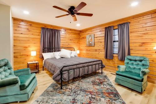 1 Schlafzimmer mit einem Bett und 2 Stühlen in der Unterkunft Tranquil Creekside Hideout Families Welcome! 