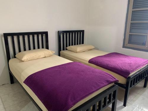 Postel nebo postele na pokoji v ubytování Bukittinggi Homestay