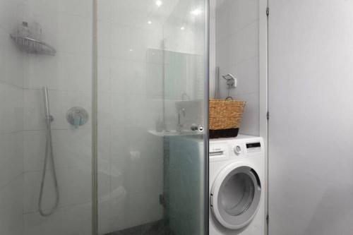 eine Waschmaschine im Bad mit Dusche in der Unterkunft 1 Bedroom Suite Yona Hotel in Tel Aviv