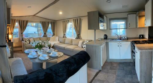 eine Küche und ein Wohnzimmer in einem Wohnwagen in der Unterkunft Short escape within Billing Aquadrome in Northampton