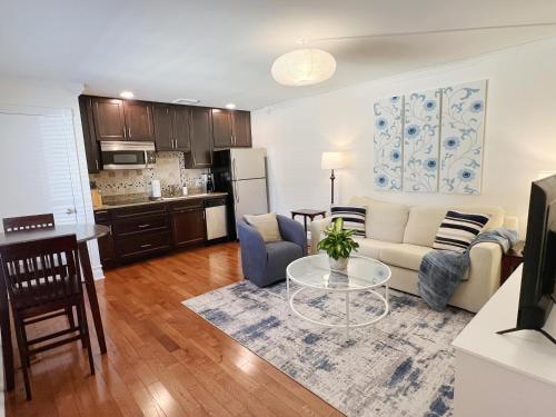 威尔明顿Modern 1BR apt in the heart of downtown Wilmington的带沙发和桌子的客厅