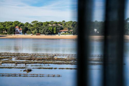 una ventana con vistas a un cuerpo de agua en Hotel Le Pavillon Bleu, en Hossegor