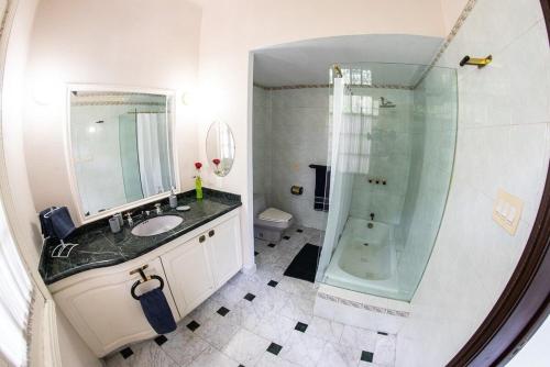 Koupelna v ubytování HABITACIONES EN EXCELENTE UBICACIÓN PARA 8 PERSONAS