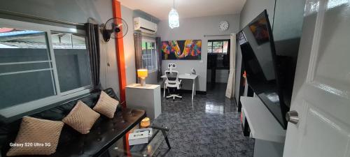 Μια τηλεόραση ή/και κέντρο ψυχαγωγίας στο Karon Homes