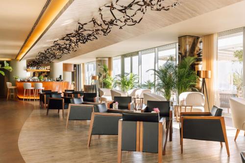 um restaurante com cadeiras e mesas e um bar em Saccharum - Resort and Spa - Savoy Signature na Calheta