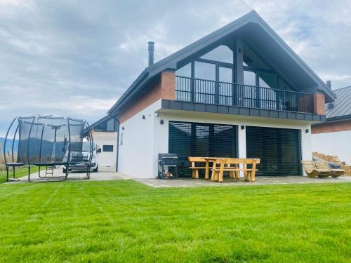 una casa con una mesa de picnic en un patio en Holiday Resort Šefec en Liptovská Sielnica